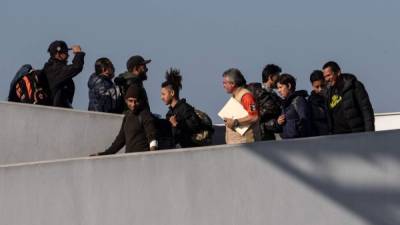 Un grupo de solicitantes de asilo regresan a México desde los EEUU. AFP