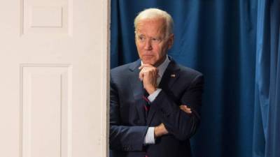 ROCHESTER, NH - OCTOBER 09: Democratic presidential candidate, former Vice President Joe Biden peeks out from backstage during a campaign event on October 9, 2019 in Rochester, New Hampshire. For the first time, Biden has publicly called for President Trump to be impeached. Scott Eisen/Getty Images/AFP== FOR NEWSPAPERS, INTERNET, TELCOS & TELEVISION USE ONLY ==