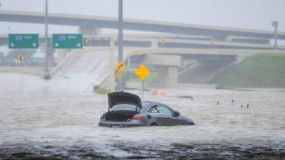Un vehículo queda abandonado en el agua de una inundación en una carretera después de que el huracán Beryl arrasara el área el 8 de julio de 2024 en Houston, Texas.
