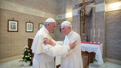 El Papa Francisco visitó este miércoles al emérito Benedicto XVI tras ser informado de su agravamiento.