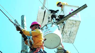Empleados de la EEH realizan trabajos de mantenimiento de líneas en San Pedro Sula.