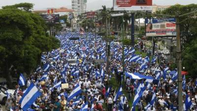 La gente asiste a la 'Marcha de las Flores', en honor a los niños asesinados durante las protestas, en Managua.