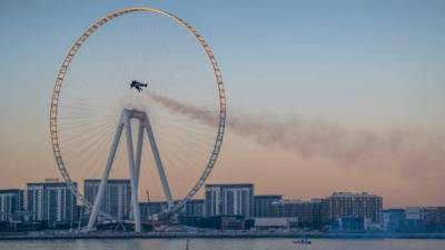 Vince Reffet sobrevolando el cielo de Dubái a más de 200 kilómetros por hora.