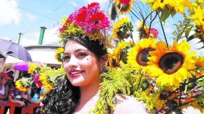 Desde muy temprano, pobladores y turistas se apostaron en las calles y avenidas principales de Siguatepeque para presenciar el emotivo desfile de carrozas.