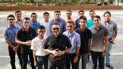 Los seminaristas alternan sus estudios en el colegio con actos religiosos, estudios bíblicos, labores domésticas y actividades recreativas.