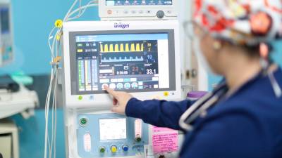 <b><span class=mln_uppercase_mln>Servicio.</span></b> Una enfermera muestra cómo funciona el equipo donado por Gildan para la sala de cirugía pediátrica del Catarino Rivas.