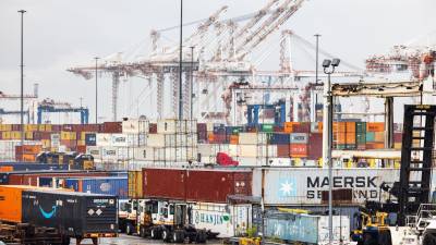 Contenedores de transporte en la Terminal Marítima de Seagirt antes de la huelga de la Asociación Internacional de Estibadores (ILA) por un nuevo contrato laboral en Baltimore, Maryland, EE.UU..