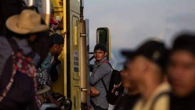 El lunes, niños, mujeres y hombres se lanzaron en masa a las aguas del río ante la negativa de las autoridades mexicanas de abrir la frontera terrestre. Foto: AFP