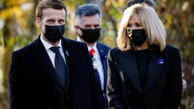 Emmanuel Macron y su esposa Brigitte Macron.