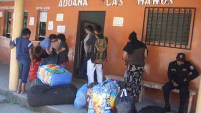 Decenas de migrantes pasan a diario por la aduana de Las Manos en su paso hacia Estados Unidos.
