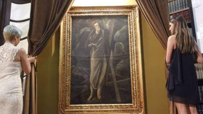 Asistentes observan la obra 'Estudio de San Andrés', pintada por el artista español El Greco, hoy martes, 27 de junio de 2017, en Ciudad de México, México. El óleo, que salió de España en medio de la Guerra Civil y apareció en México tras casi medio siglo oculto, fue presentado hoy. EFE