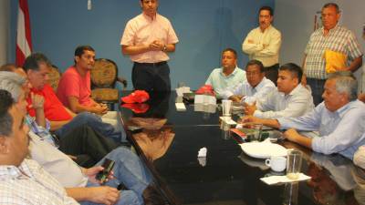 Los alcaldes se reunieron con José Martín Chicas en su oficina.