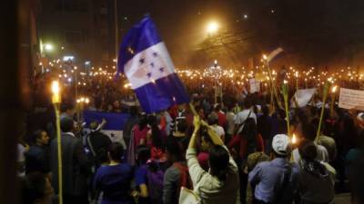 Los 'indignados' no quieren políticos en marcha de las antorchas.