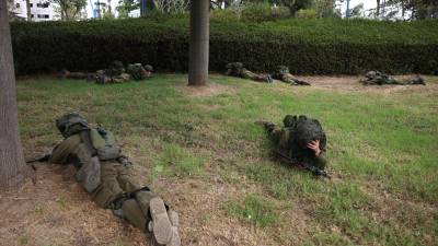 Soldados israelís buscan cobertura tras un ataque aéreo en el norte del país.