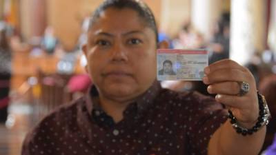 La hondureña Iris Acosta muestra su tarjeta del Estatus de Protección Temporal (TPS).