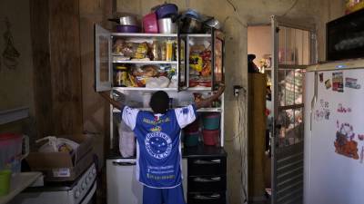 El pequeño Miguel de 11 años pidió ayuda a la policía para poder comer y ahora sus alacenas están llenas de alimentos gracias a la solidaridad de los brasileños.