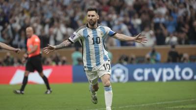 Lionel Messi y su festejo tras marcar el penal.