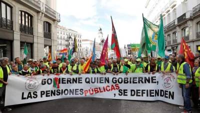 Miles de pensionistas avanzan hacia el Congreso de los Diputados, en la manifestación en defensa de las pensiones. EFE/Chema Moya