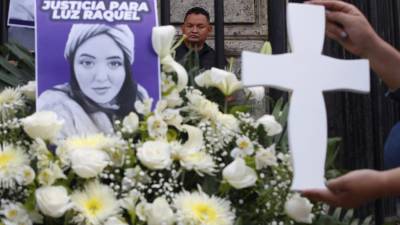 Fotografía de archivo de activistas que protestan contra el feminicidio y piden justicia por el caso de Luz Raquel Padilla, frente al Palacio de Gobierno de Jalisco, en Guadalajara (México).