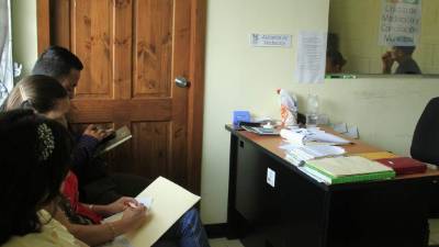 Solicitantes esperan en la Unidad de Mediación para las audiencias. Foto: Cristina Santos