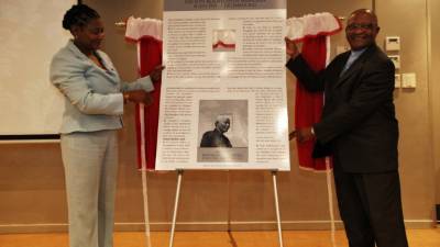 El sello conmemorativo en honor a Nelson Mandela fue mostrado por las autoridades.