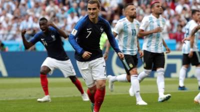 El delantero francés Antoine Griezmann (c) celebra tras marcar de penalti el 1-0 durante el partido Francia-Argentina, de octavos de final del Mundial de Fútbol de Rusia 2018, en el Kazán Arena de Kazán, Rusia, ayer. EFE