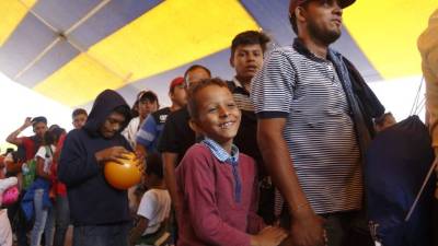 Mujeres, niños y mayores muestran el rostro más amargo de caravana migrante. EFE