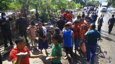 En aldeas de los bajos de Choloma se están llevando ayudas en helicópteros porque la corriente del agua no permite el ingreso de lanchas. La Iglesia de Dios y LA PRENSA fueron al sector norte. Fotos: Melvin Cubas