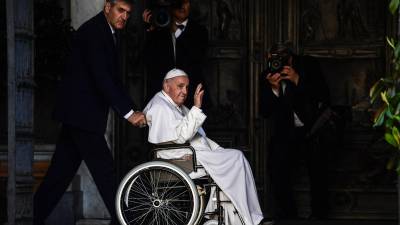 El Papa Francisco ha recurrido a una silla de ruedas en los últimos días por un dolor constante en su rodilla.