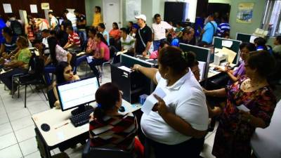 A las oficinas de la regional de la Secretaría de Trabajo llegaron cientos de personas a dejar los currículos que no pudieron entregar en la feria del empleo.
