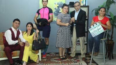 Los actores Dennis Reyes, Andrea Fajardo, Miguel Ángel Reyes, Larissa Andrade y Damario Reyes con la directora Maricela Nolasco.