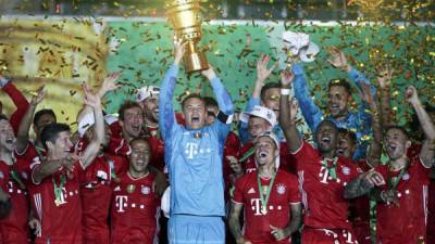 Manuel Neuer, como capitán del Bayern Múnich, alzó el trofeo de la Copa de Alemania. Foto AFP