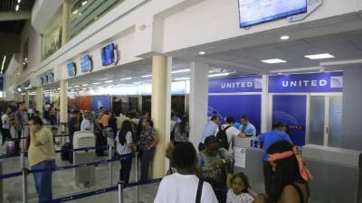 La aerolínea United opera un vuelo diario a Houston de lunes a viernes; los sábados son dos.