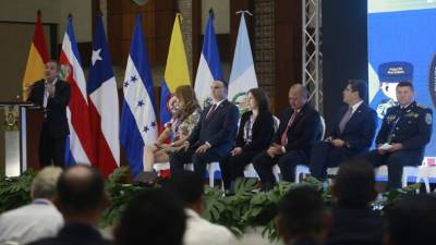 Eduardo Almeida, del BID, el alcalde Armando Calidonio, el presidente Juan Orlando Hernández, el ministro de Seguridad Julián Pacheco y otras autoridades.