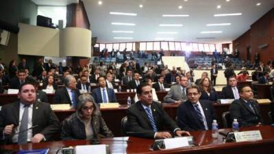 Tras reelegir al fiscal, diputados se fueron de vacaciones.