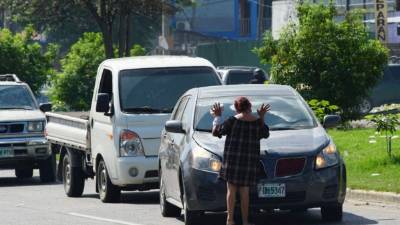 De manera temeraria, le fémina se plantaba al paso de los vehículos.