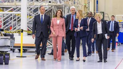 La vicepresidenta estadounidense, Kamala Harris, junto a funcionarios de la NASA.