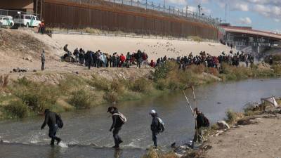 Miles de migrantes han cruzado desde Ciudad Juárez hacia El Paso desde el fin de semana.
