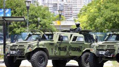 Las fuerzas de seguridad en vehículos blindados patrullan cerca de Costa Salguero, sede de la Cumbre de Líderes del G20. AFP