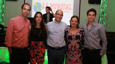 Kenny, Jennifer, Kenny, Jenny y Gabriel Yuja ofrecieron una velada a sus clientes mayoristas.