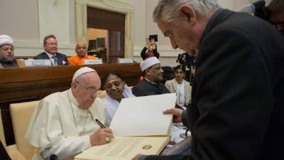 El papa Francisco firmó una declaratoria conjunta contra la trata con los líderes religiosos mundiales.