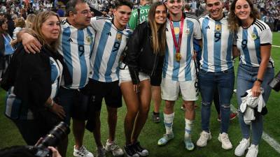 Miles de fanáticos han firmado la petición en el sitio web de change.org para que deje a su pareja.