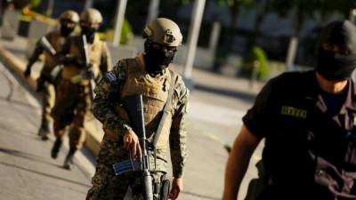Militares patrullan las calles en San Salvador. EFE/Archivo