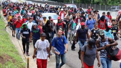 Migrantes centroamericanos mientras caminan por una autopista del municipio de Tapachula. EFE.