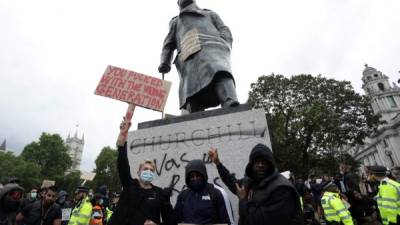 La muerte de Floyd ha desatado protestas en varios países del mundo. Foto: AFP