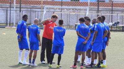 El técnico Héctor Vargas charlas con sus jugadores (Archivo).