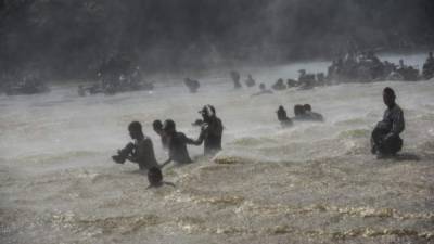 La segunda caravana de migrantes, en su mayoría hondureños, cruzó hoy a pie por la parte menos profunda el río Suchiate, que separa a Guatemala de México, en un nuevo intento por continuar su travesía hacia Estados Unidos