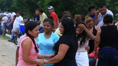 Familiares lloran a sus parientes en la masacre de Choloma, Cortés.