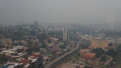 Tegucigalpa, capital de Honduras, está cubierta este martes por una densa capa de humo contaminante, que pone en peligro la salud de la población.