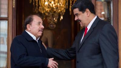 El presidente venezolano, Nicolás Maduro (d), junto al mandatario de Nicaragua, Daniel Ortega.